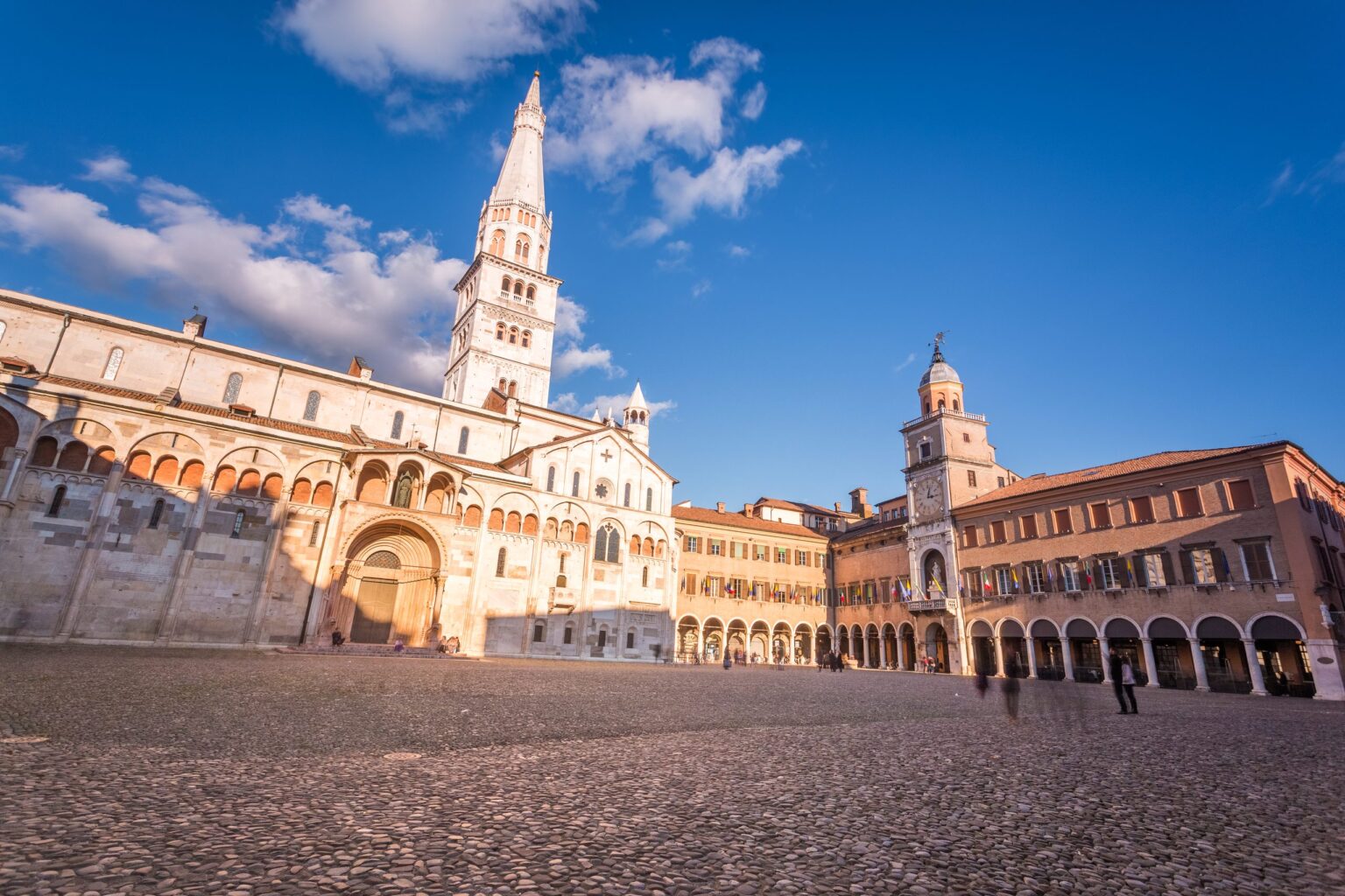 Modena piazza grande duomo ghirlandina tower italy