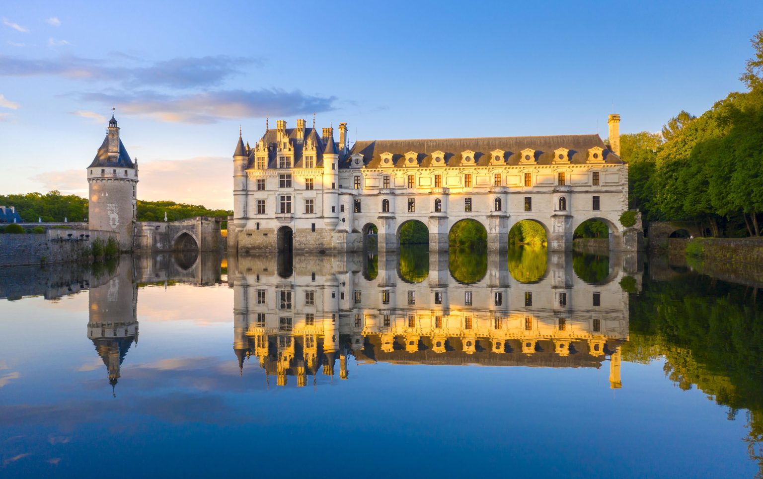 The Château de Chenonceau spanning the Cher