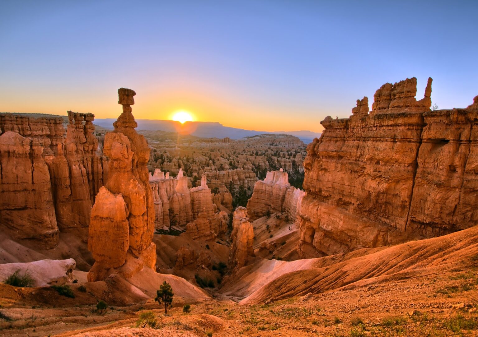 Bryce canyon thors hammer hoodoos sunrise utah
