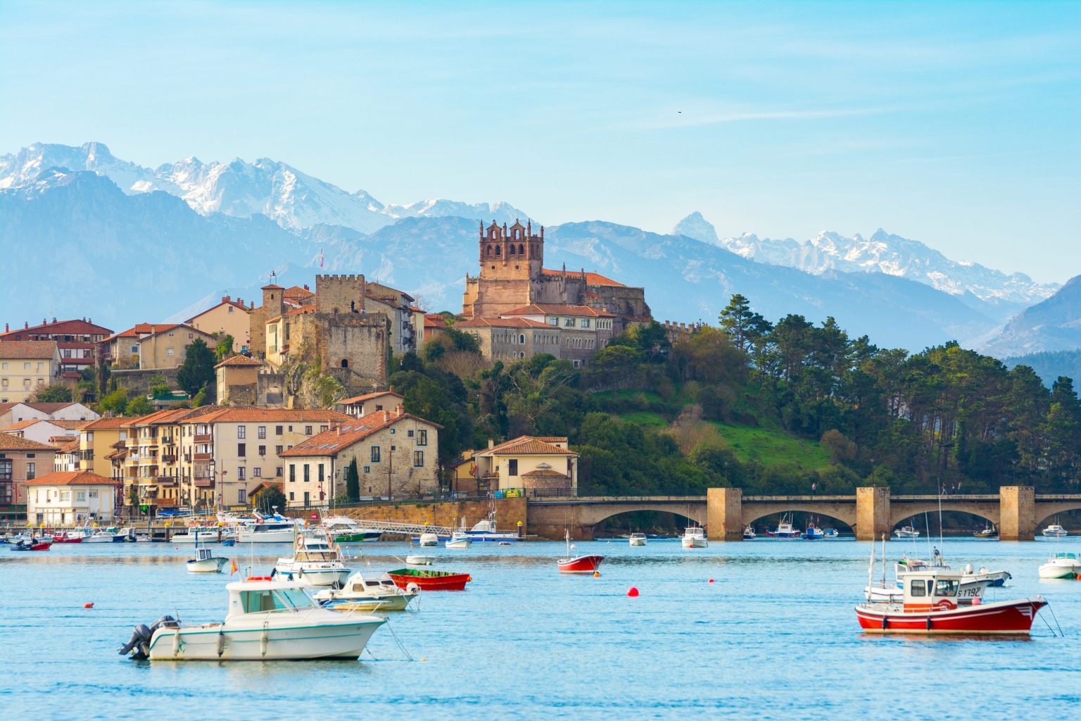 San Vicente de la Barquera with the Picos de Europa behind, Cantabria
