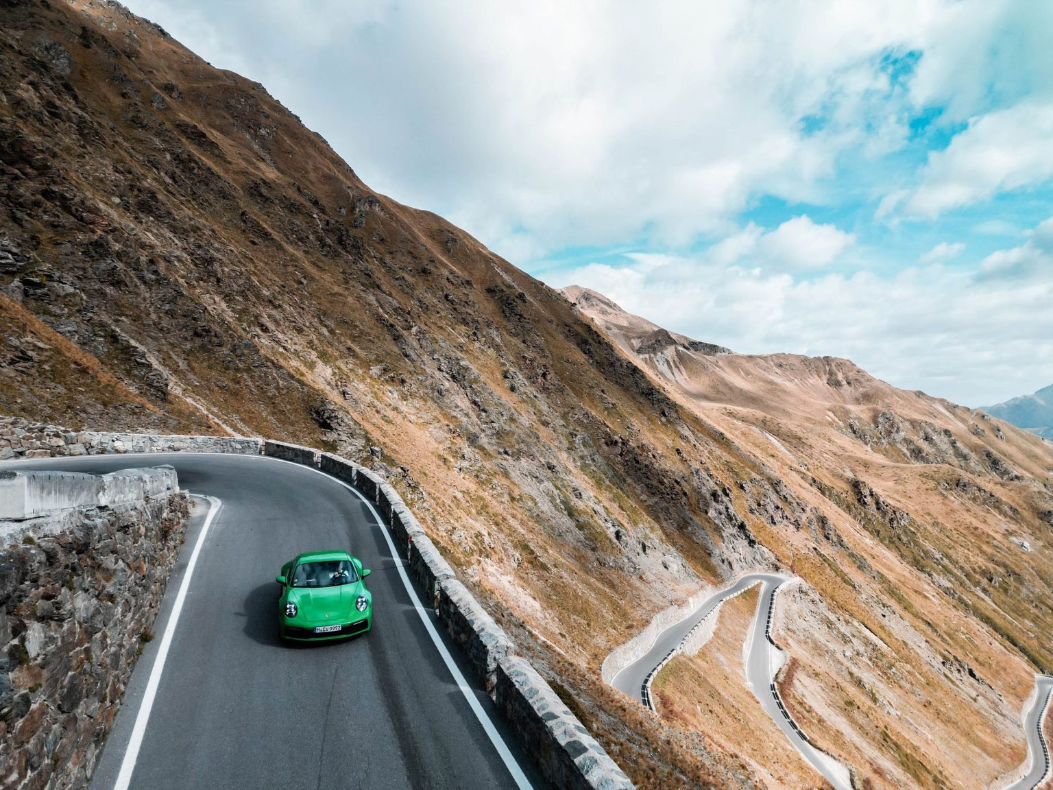 porsche-911-mountain
